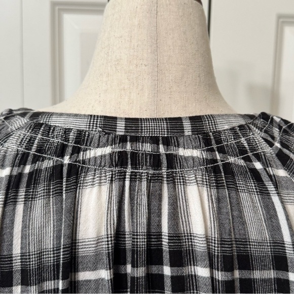 LOFT EUC❤️ Black and White Plaid Relaxed Buttoned Blouse with detailed neck - Picture 6 of 10